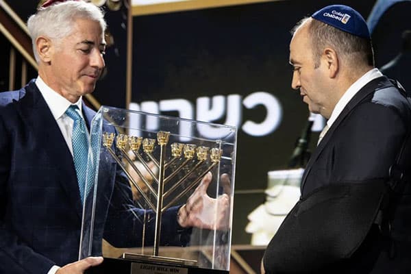 Герой Бонди Ахмед аль-Ахмед получил ханукальную менору из золота от миллиардера Билла Акмана